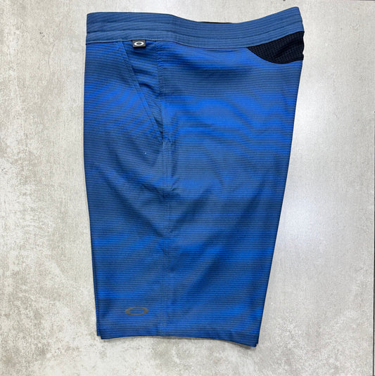 BERMUDA HYBRID OAKLEY BLADE TRUNKSHORTS 19” SAPHIRE