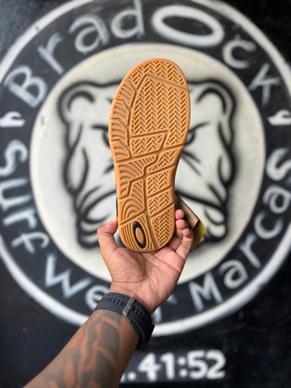 Chinelo Oakley Crowd