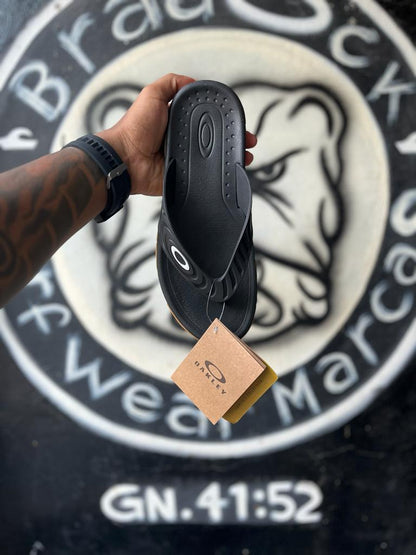 Chinelo Oakley Crowd